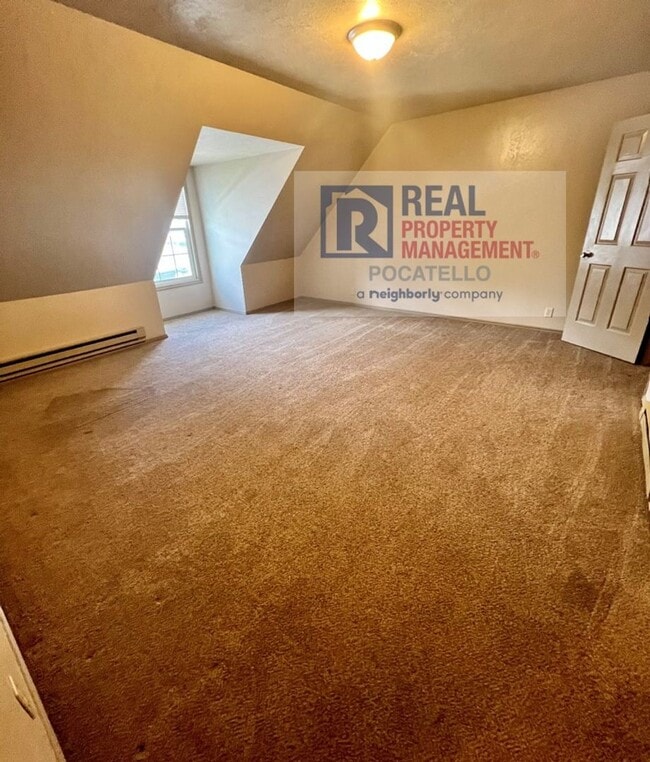 Building Photo - 3 bed 1.5 Bath Duplex - 1 Car Garage