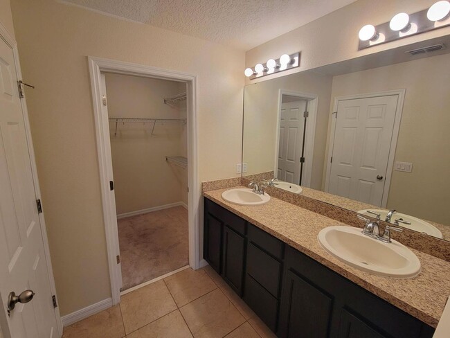 Building Photo - Hey! Yes ! You !