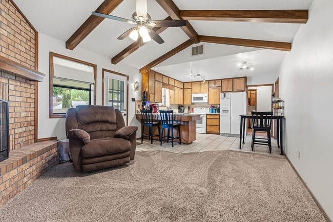 Building Photo - Spacious 3 bedroom 2 bath home with Solar Panels