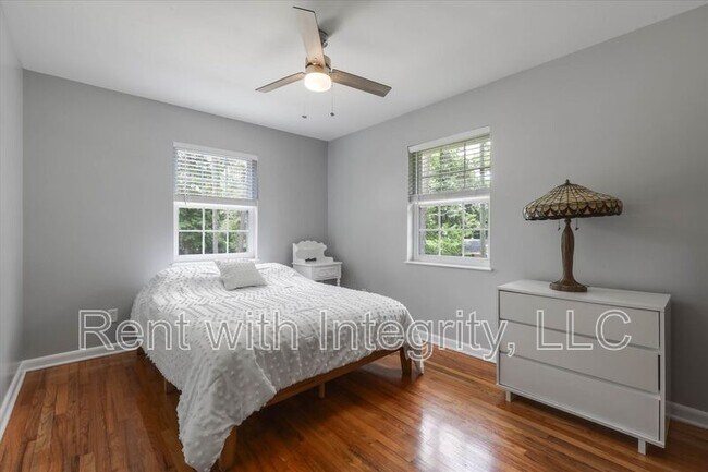 Building Photo - 1917 Sharon Rd