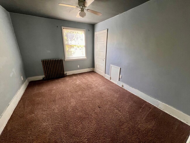 Building Photo - Ambridge - 4 Bedroom, 2 Bath House - Large...