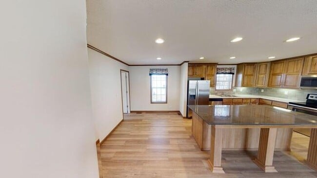 Building Photo - 140 American Ave