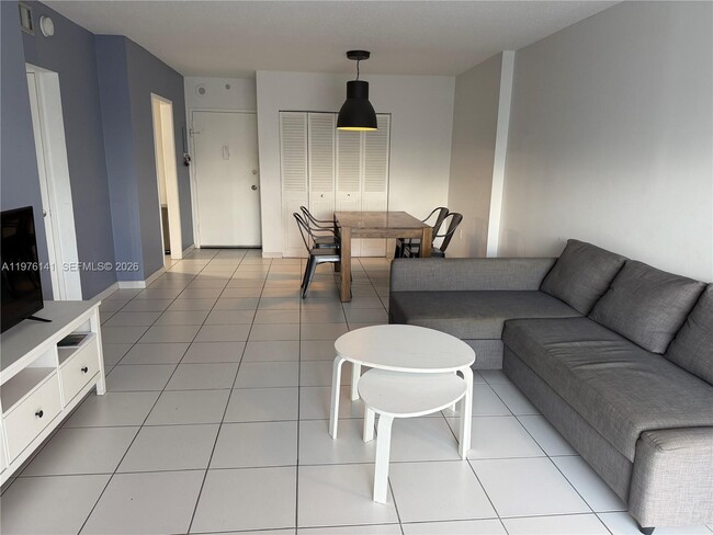 Building Photo - 400 Kings Point Dr