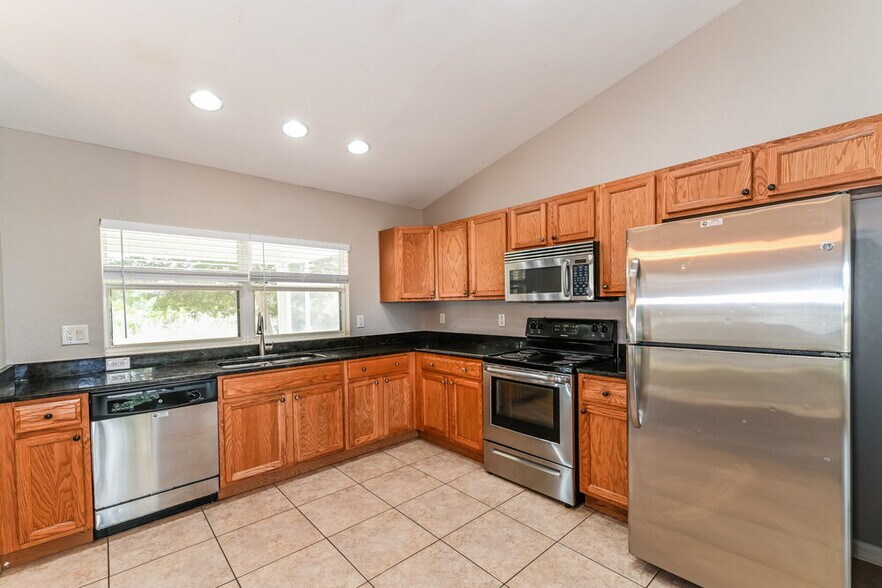 Building Photo - 917 Hillcrest Ave