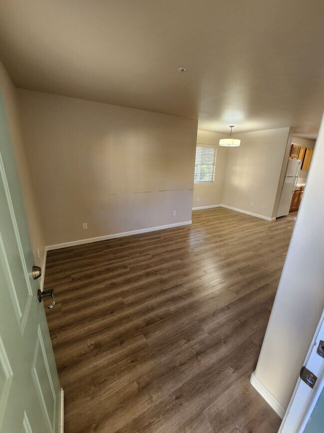 Building Photo - Downstairs 1 bedroom apartment with small patio and additional storage