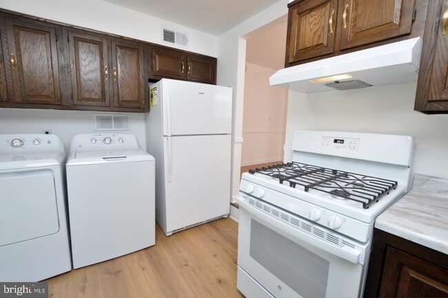 Building Photo - 432 N Coles Ave