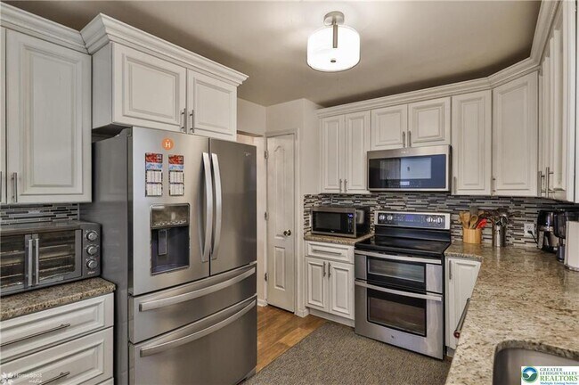 Building Photo - 204 Ridings Cir