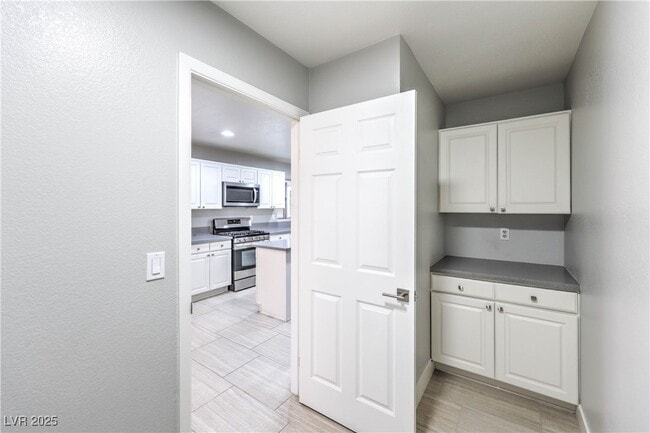 Building Photo - 20 Fantasia Ln