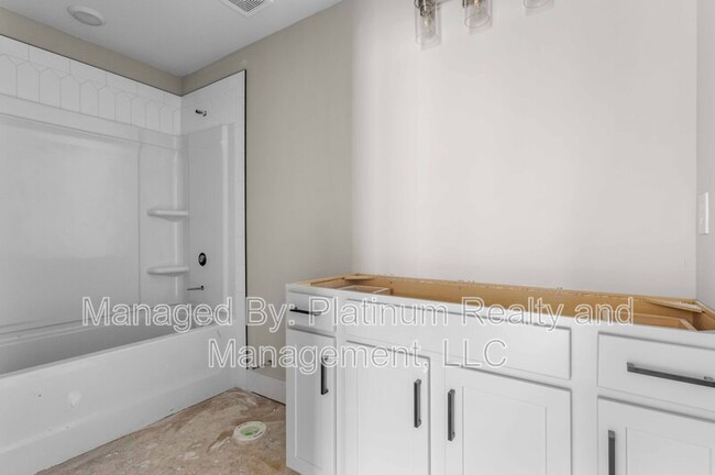 Building Photo - 166 Sango Dr