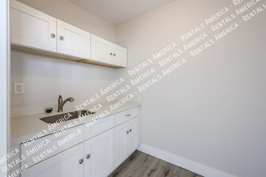 Building Photo - 2110 W Greenbriar Dr