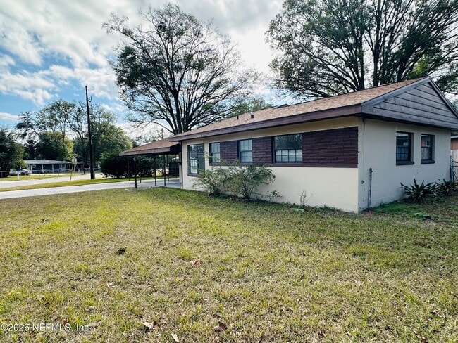 Building Photo - 1904 Delaroche Dr W