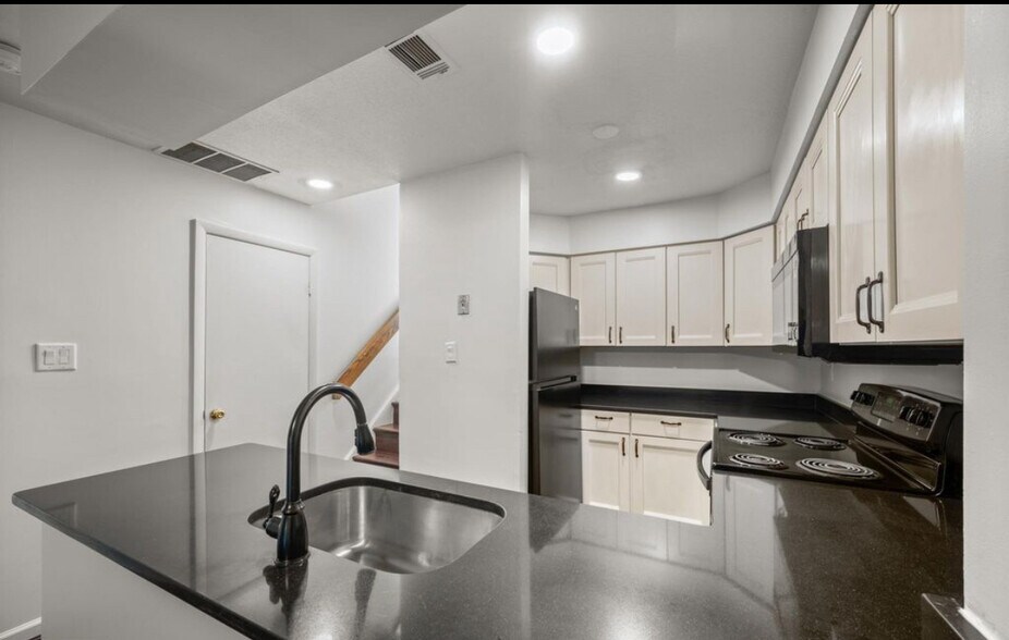 Building Photo - 18120 Windsor Hill Dr