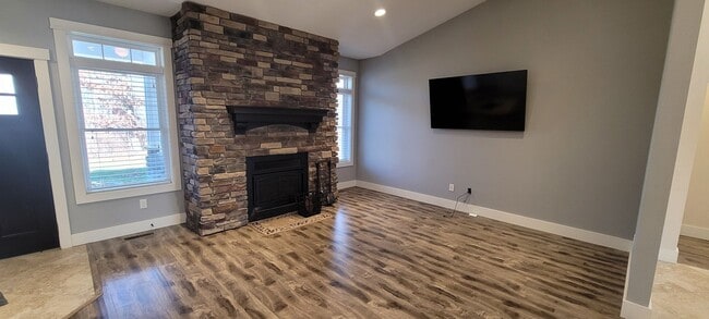 Building Photo - Three Bedroom 2.5 Bath House