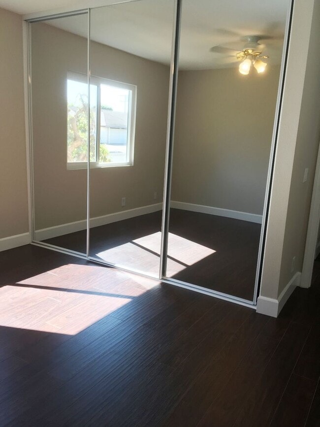 Building Photo - Single Story Stunner!