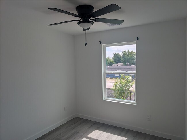 Building Photo - 7813 Hirsch Rd