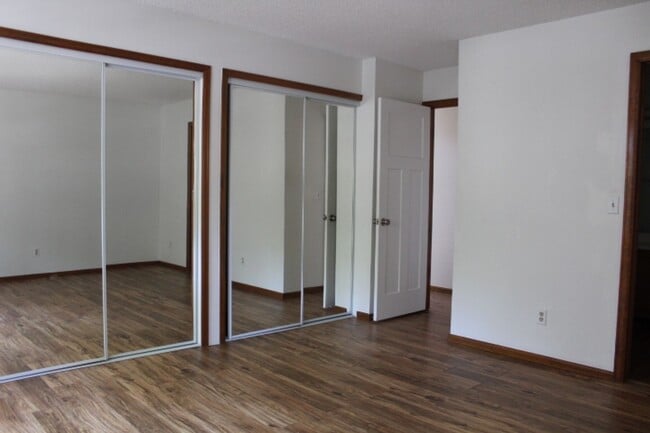 Building Photo - Gorgeous 2 Story End Unit in Lakewood!