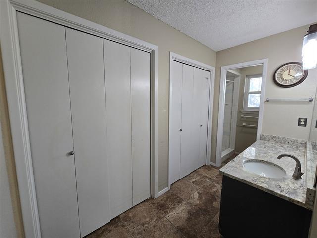 Building Photo - 301 E 6th St