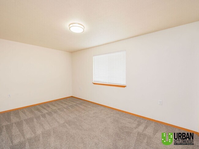 Building Photo - Spacious, clean, modern 4bd/2bth