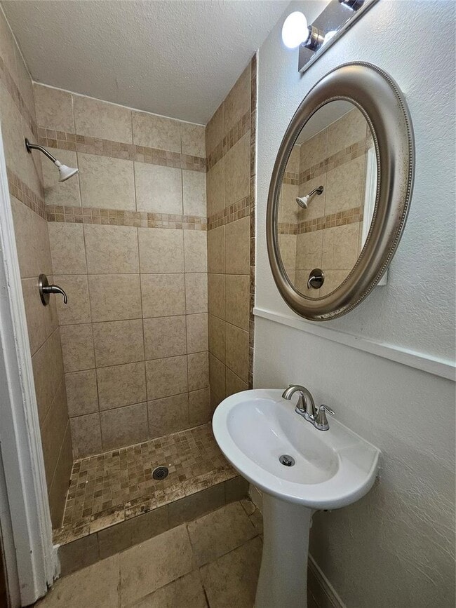 Building Photo - 4 BEDROOM, 2 BATH! CORNER LOT