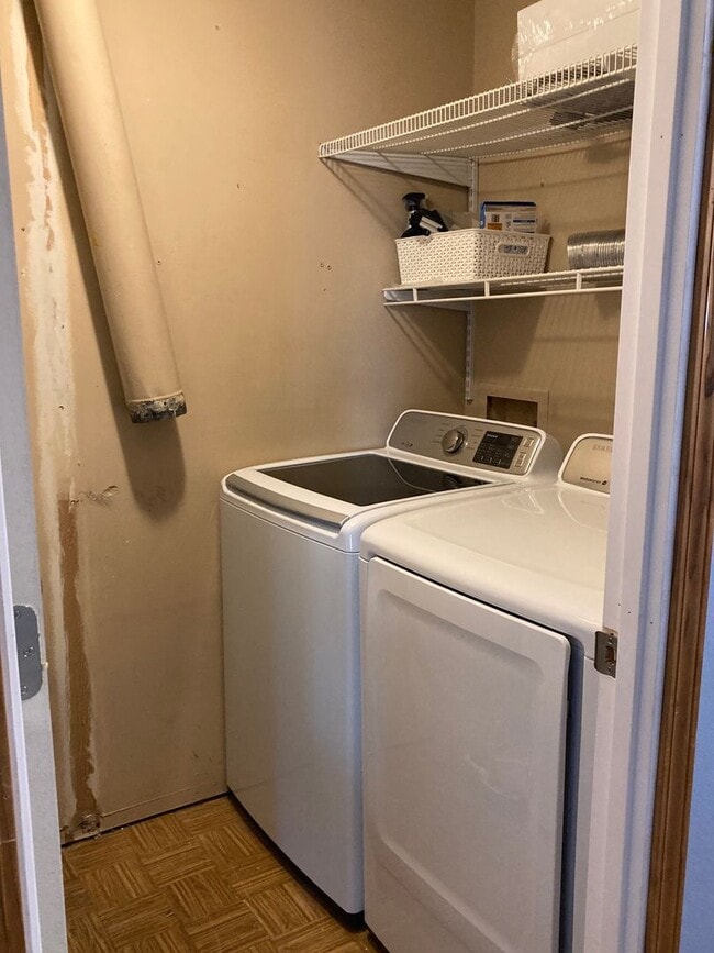 Building Photo - 3 Bedroom, 1 Bath Ranch Home w/Attached 1 ...