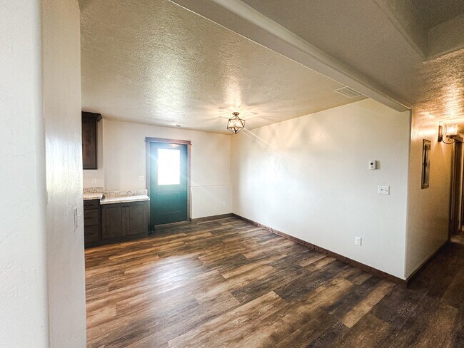 Building Photo - 3 Bedroom, 1 Bathroom Lower Level Duplex