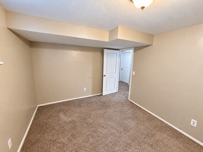 Building Photo - 811 S 75 E St