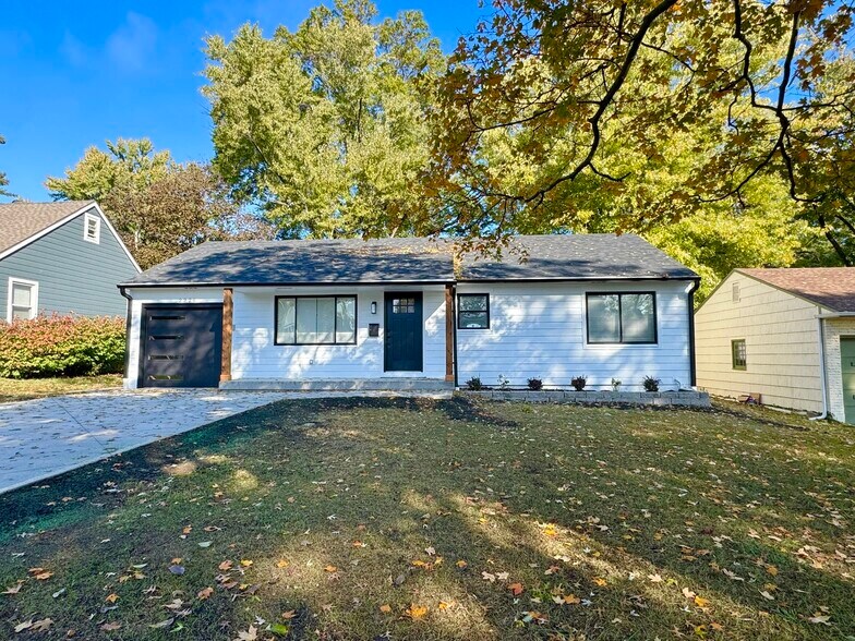 Primary Photo - 2226 W 74th Ter