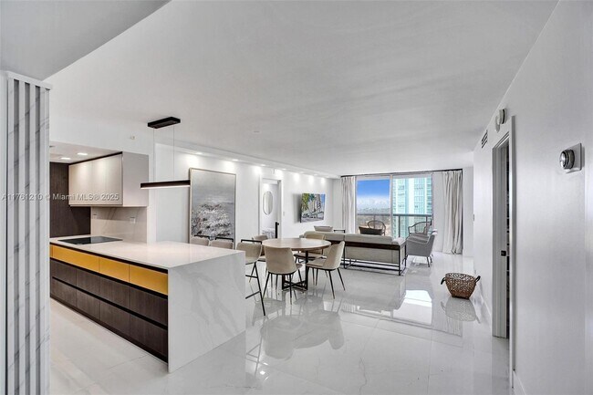 Primary Photo - 6039 Collins Ave