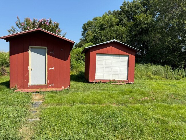 Building Photo - Great 3 bedroom 2 bath witb garage
