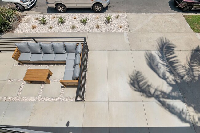 Building Photo - Silver Lantern St. Apts.