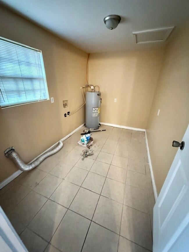 Building Photo - Newly Renovated, spacious 4 bedroom / 3 bath