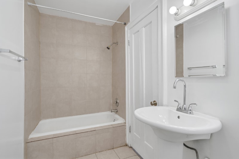 Building Photo - 1440 W Howard St