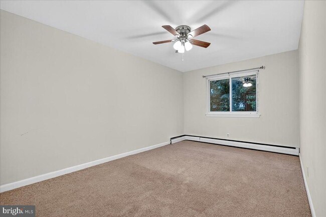 Building Photo - 825 Solly Ave