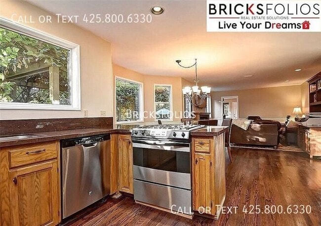 Building Photo - Luxurious 5-bedroom home in Sammamish with...