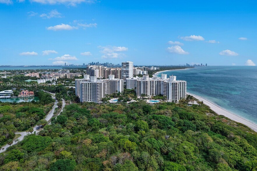 Building Photo - 1121 Crandon Blvd