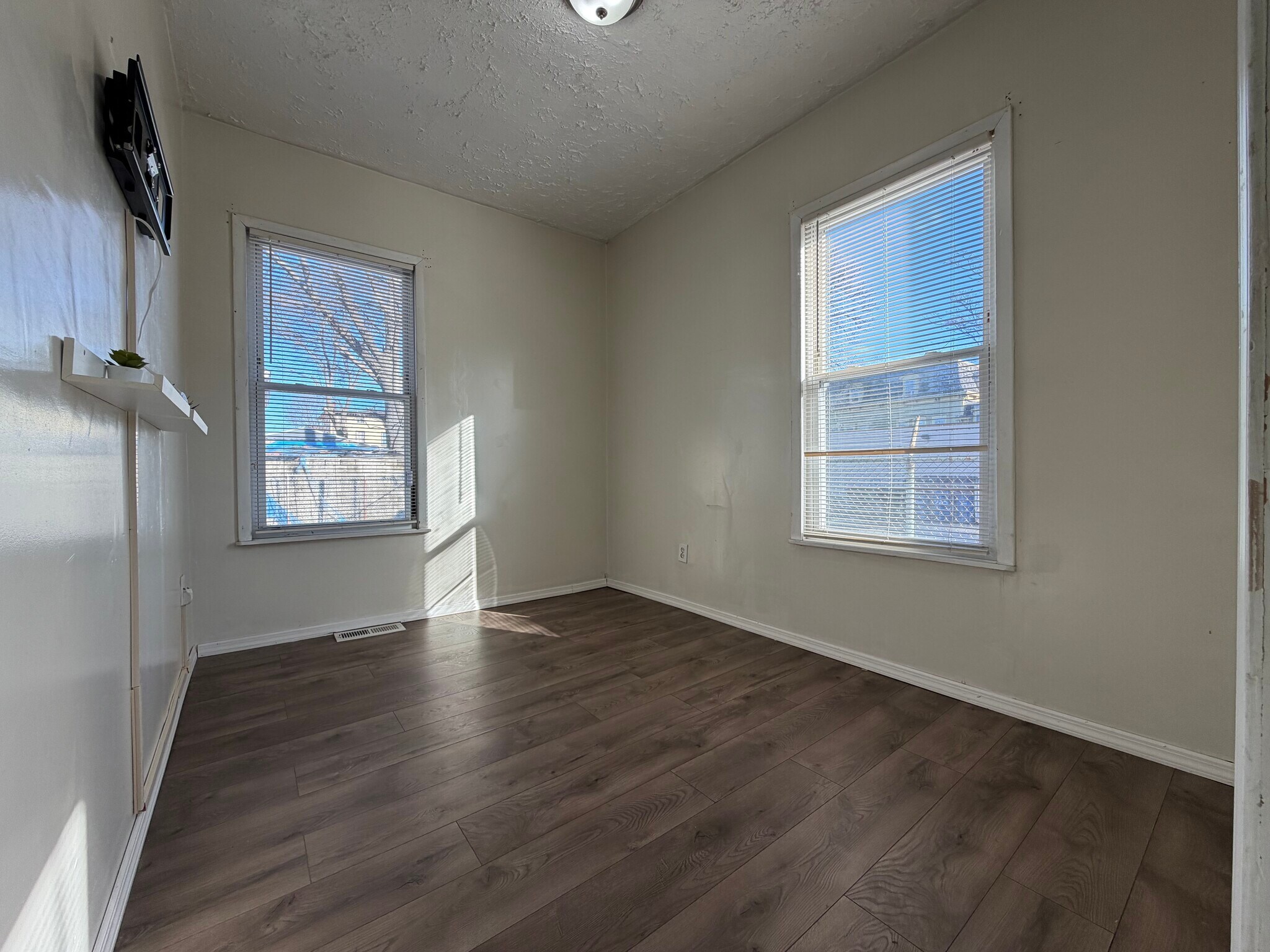 Building Photo - 470 Noble Ave