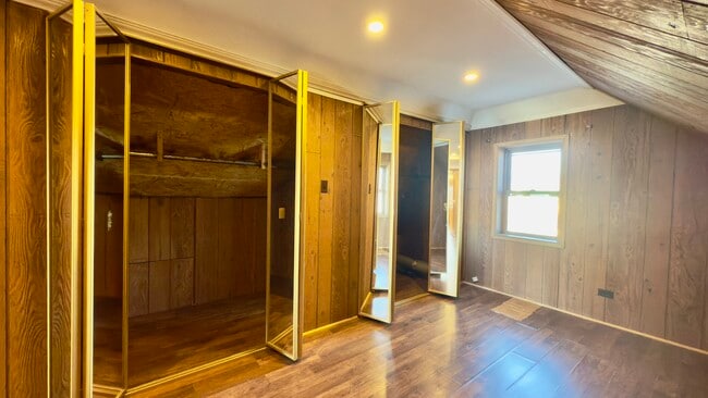 Building Photo - 7127 S Ridgeway Ave