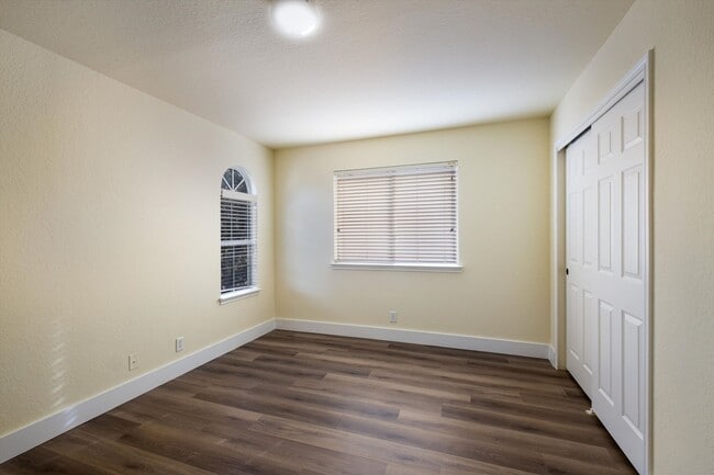 Building Photo - Move-In Ready 5-Bedroom With New Vinyl Floors
