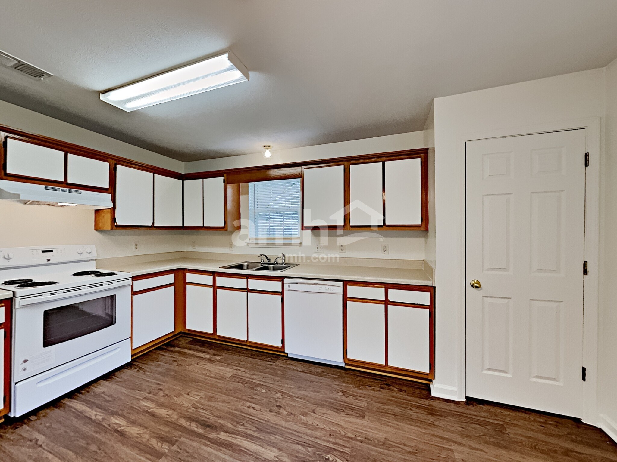 Building Photo - 1202 Larzelere Ln