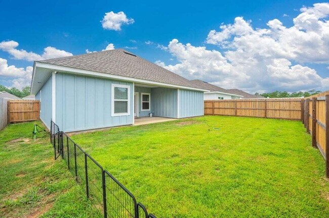 Building Photo - 214 Lyla Ln