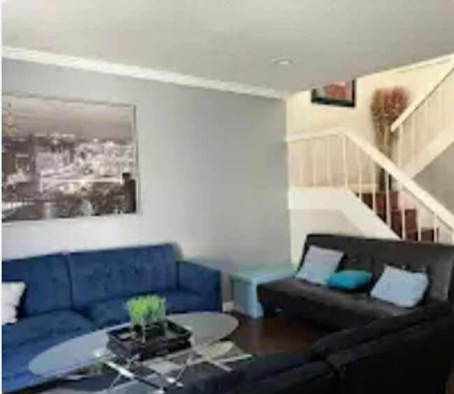 Building Photo - BEAUTIFUL TOWNHOUSE WITH 2 CAR GARAGE