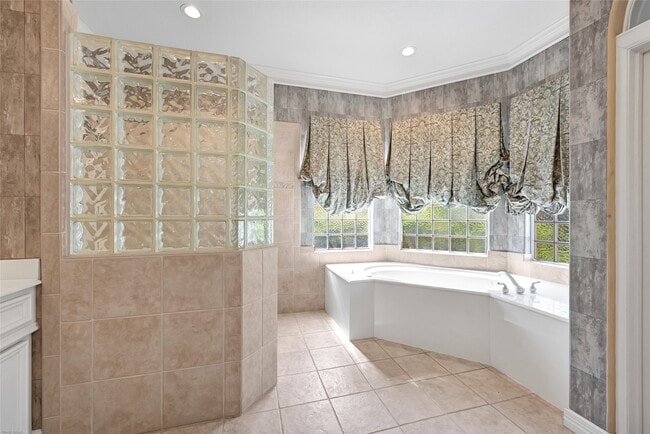 Building Photo - 15222 Hilltop View Dr