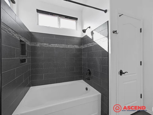 Building Photo - Beautiful 4 Bedroom Home In The Southwest!