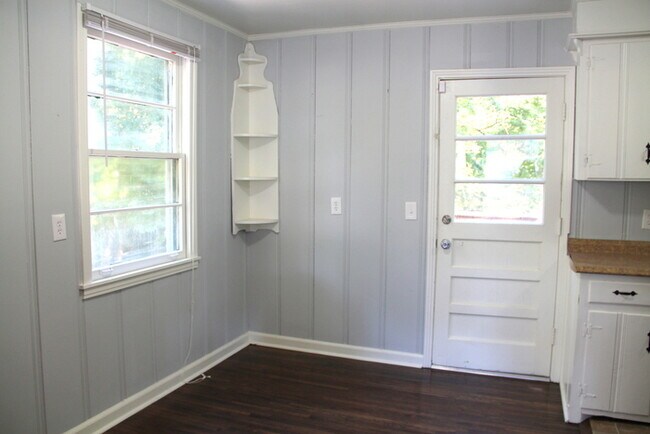 Building Photo - Donelson - Updated 2 bedroom 1 bath - tons of parking & storage!