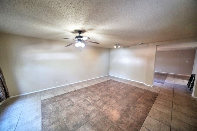 Building Photo - Cozy 3-Bed, 2-Bath with Fireplace in Prime NW Location - Realtor Commission: $500