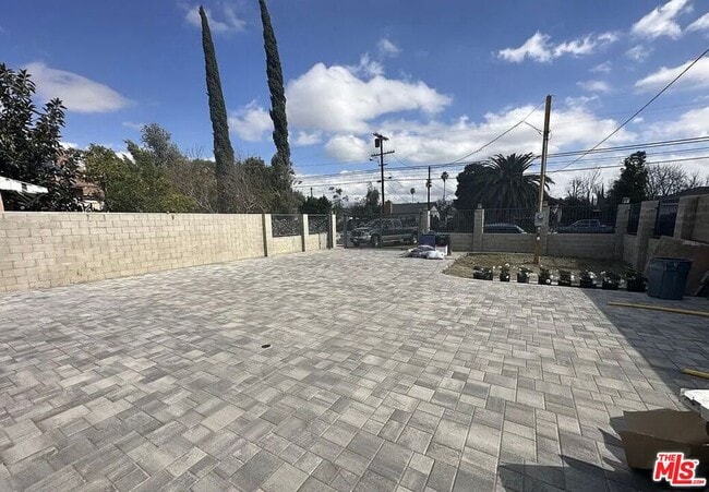 Building Photo - 6829 Bellaire Ave