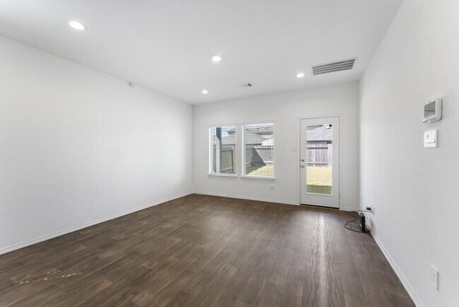 Building Photo - 14678 Cyn Pnes Ln