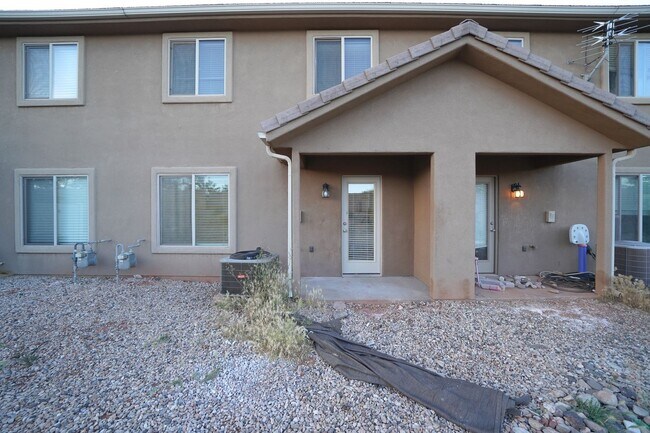 Building Photo - Remodeled 3 Bed / 2.5 Bath Townhome in Great Location