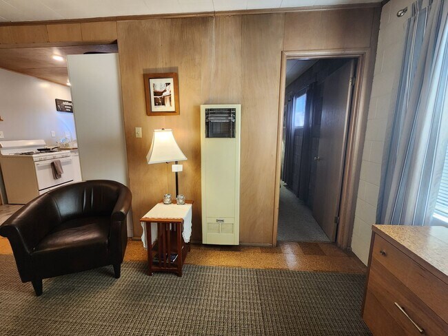 Building Photo - SKI LEASE: Close to Bus Line, Full Kitchen...