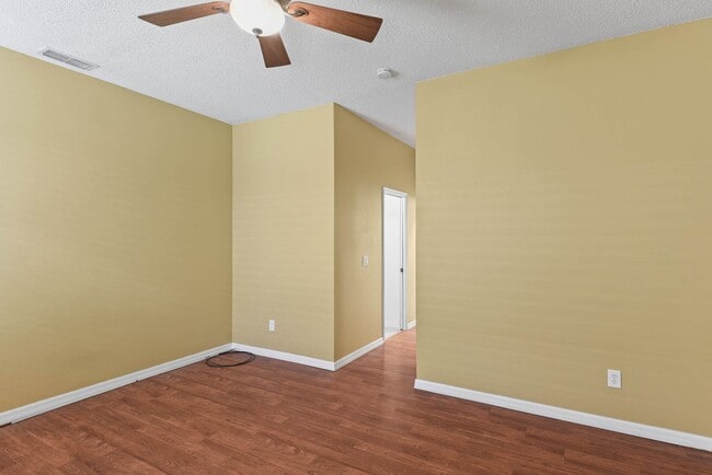 Building Photo - 3 bedroom, 3 bath with flex space  in Wint...
